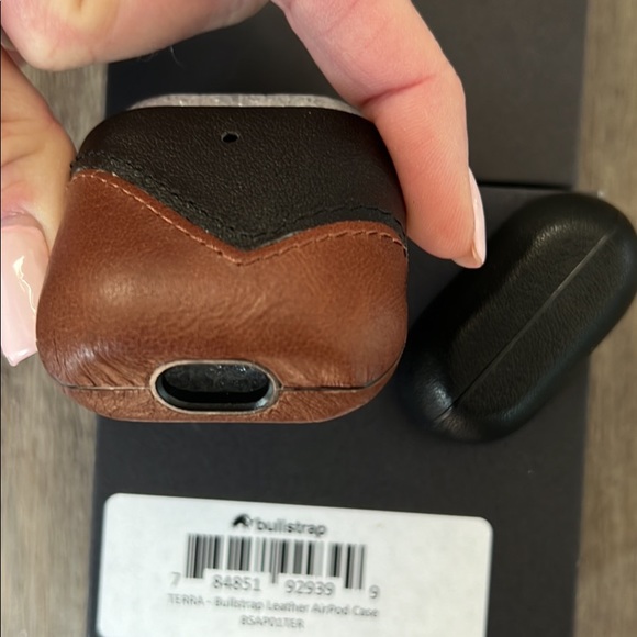 NIB Bullstrap airPod Leather protector case - Picture 3 of 4